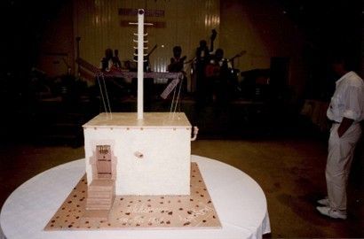 Le gâteau d’anniversaire représentant la tour Chappe de Jonquières. Coll. FNARH.