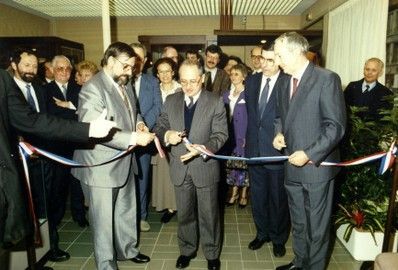 À gauche, Christian Para, adjoint au maire de Nancy, Jacques Martin, directeur régional de Lorraine, Bernard Cassel coupent le ruban sous le regard de Claude Pérardel. Coll. Lorhistel.