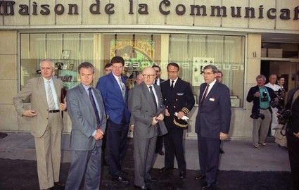 On peut reconnaître, entre autre, sur cette photographie Marcel Roulet et le préfet Claude Érignac. Coll. LORHISTEL.
