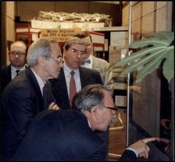 André Darrigrand, président de La Poste et Claude Pérardel écoutent les explications de Jean Faou, président du Musée de Saint-Macaire.