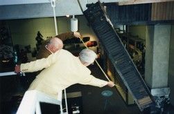 Alfred Jamaux et Jean-Michel Boubault prennent les mesures du régulateur. © Photo Pierre Laffont.