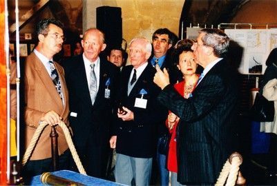 Inauguration de l’exposition. De gauche à droite au premier rang : Alain Hethener, conseiller général de Moselle ; Marc Gocel, président de l’Association du Mont Saint-Quentin ; Jean Chopp, trésorier de l’association, Christine Raffin, adjointe aux Affaires Culturelles de Metz ; Claude Pérardel.