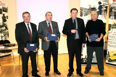 Les lauréats du concours photos qui entourent Harry Franz. De gauche à droite, Jean-Claude Bastian, Claude Pérardel et Michel Padilla. Photo J. Caumeau.
