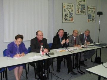 À la tribune, de gauche à droite : Jacqueline Clec’h, Alain Gibert, Harry Franz, Marc Nunge et Claude Pérardel. Photo Douce Boix.