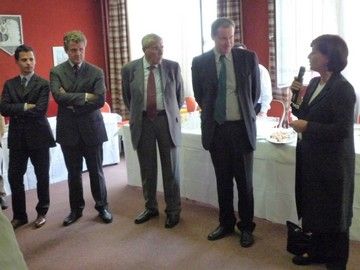 La réception du 25e anniversaire, de gauche à droite : MM. Jean-Yves Larrouturou, Claude Pérardel, Harry Franz et Mme Dominique Blanchecotte. Photo M. Nunge.