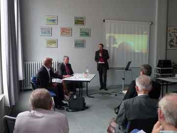 Sébastien Richez anime les débats de Jean-Pierre Roche, Christiane Moutel et François Labadens. Photo M. Nunge.