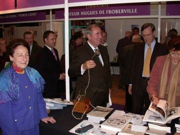 Notre représentante tenant le stand et accueillant les nombreuses personnalités de passage.