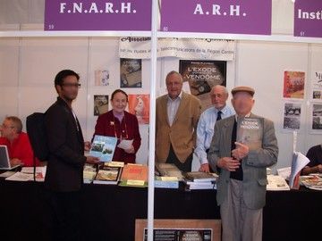 De gauche à droite : un visiteur avec le dernier livre de Pierre Plouseau, Gérard Fouchard, Jacqueline Clec’h, Pierre Plouseau.