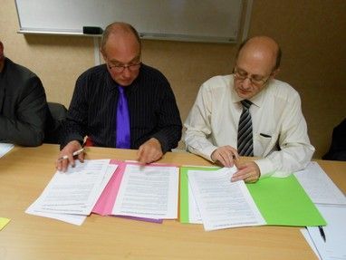 Signature de la convention entre Lorhistel et son président Marc Nunge et Alain Gibert de la FNARH.