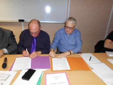 Signature de la convention entre les Ambulants de Toulouse et son président Michel Padilla et Alain Gibert de la FNARH.