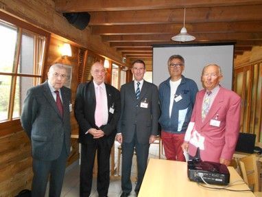 De gauche à droite, Claude Pérardel (président fondateur de la FNARH), Alain Gibert (président de la FNARH), Yves Boissan (président de l’UNATRANS), Patrice Mournetas (président de l’Amicale de la Poste aux Armées), Claude Maille (président de l’association De Fil en Fibre).
