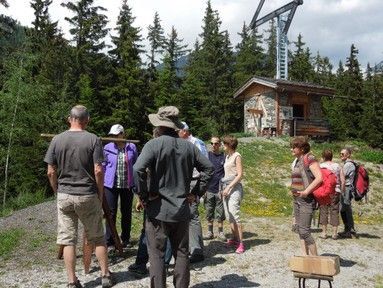 Visiteurs à la tour Chappe du Plan de l'Ours.