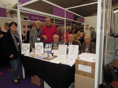 Le stand de l’ARH P&T Centre et de la FNARH. De gauche à droite : Armelle Querbouët, Jean-Michel Boubault, Gérard Fouchard, Jean-Pierre Volatron, Claude Pérardel et Françoise Pérardel.