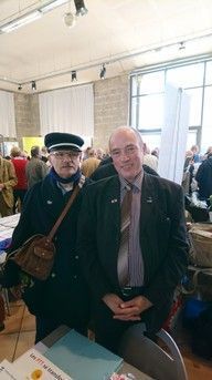 Postier en tenue d’hiver des années 1970 aux côtés du président de la FNARH.