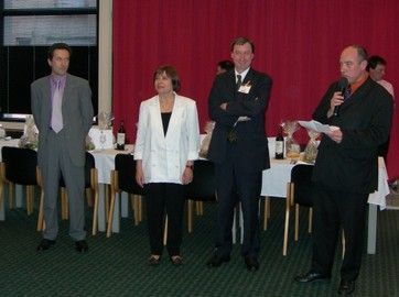 Soirée de gala. De gauche à droite : Alain Fayard, Noëlle Antoine, Harry Franz et Alain Gibert, président de l’association des amis des PTT en Haute-Loire et association accueillante. Photo S. Viel.