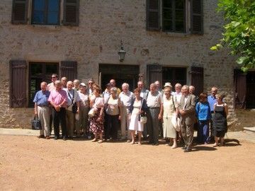 Le groupe devant la Maison de l’Araire à Izeron. Photo S. Viel.