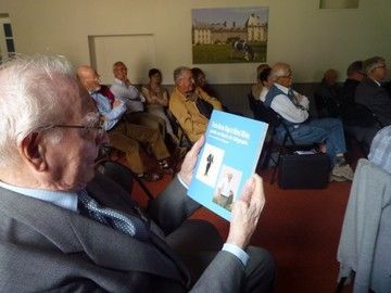 Michel Ollivier découvre le Cahier spécial n°123 qui lui est consacré ainsi qu’à Charles-Nicolas Magol. Photo J.-M. Ollivier.
