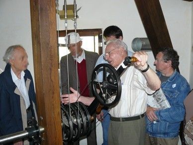 À la manipulation du mécanisme du Trou d'Enfer