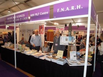 Le stand commun de l’ARH P&T Centre et la FNARH tenu de gauche à droite par Gérard Fouchard pour la FNARH, Hélène Girault et Jean-Pierre Volatron pour l’ARH. Photo A. Querbouët.