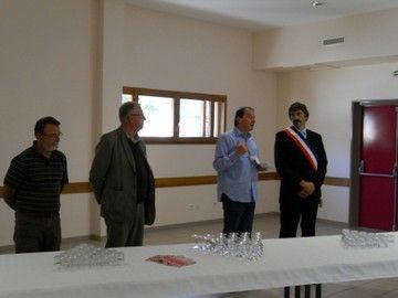 Réception à la mairie de Saint-André. De gauche à droite : Dominique Bénard, président de l’Association Moulins et Patrimoine de Saint-André, François Charpin, Harry Franz et Christian Chiale, maire.