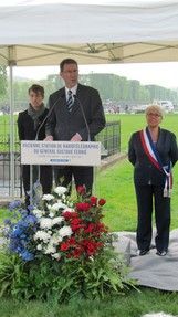 Au centre de la photo, le général Yves-Tristan Boissan, à sa gauche, Mme Gaude, première adjointe à la Mairie du 7e arrondissement, à sa droite, M. Seuzaret, conseiller à la Mairie de Paris. Ph. M. Boissan.