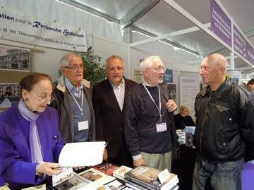 De gauche à droite : Jacqueline Clec’h, Jean-Pierre Volatron, Gérard Fouchard etnJean-Michel Boubault discutant avec un visiteur intéressé. Photo G. Fouchard.