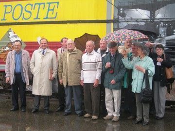 Une partie des congressistes devant un wagon-postal des anciens ambulants de Toulouse. Photo S. Viel.