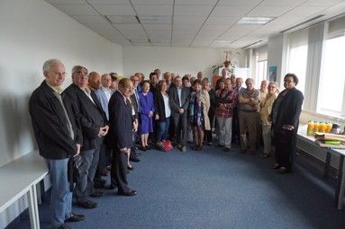 Les participants honorent Jacqueline Clec'h.